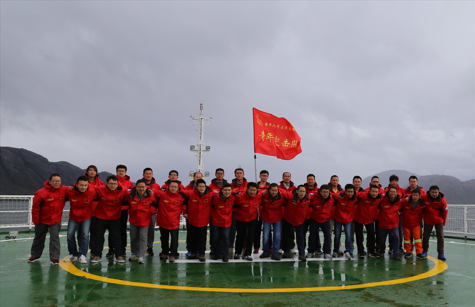 九游体育- 排球半决赛掀起高潮，雪域旋风队翻盘祁连麒麟队，战至最后一刻——临场应变见真章