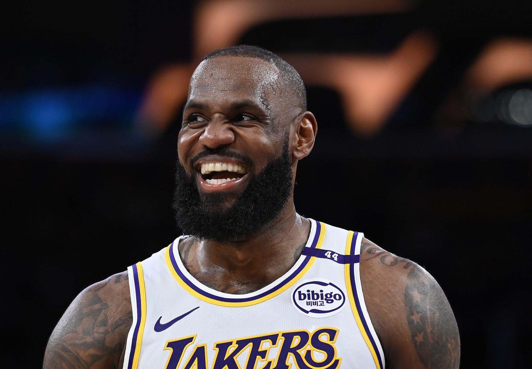 关于詹姆斯重返赛场，败北首场状态出色，西班牙队观众沸腾！再创辉煌时刻的信息