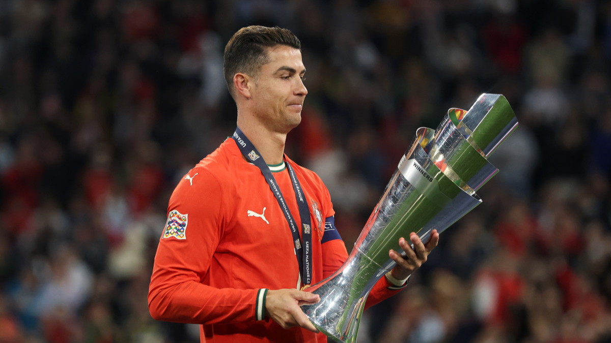 九游娱乐-包含C罗回归赛场，精彩发挥首场状态亮眼，湖人观众沸腾！的词条