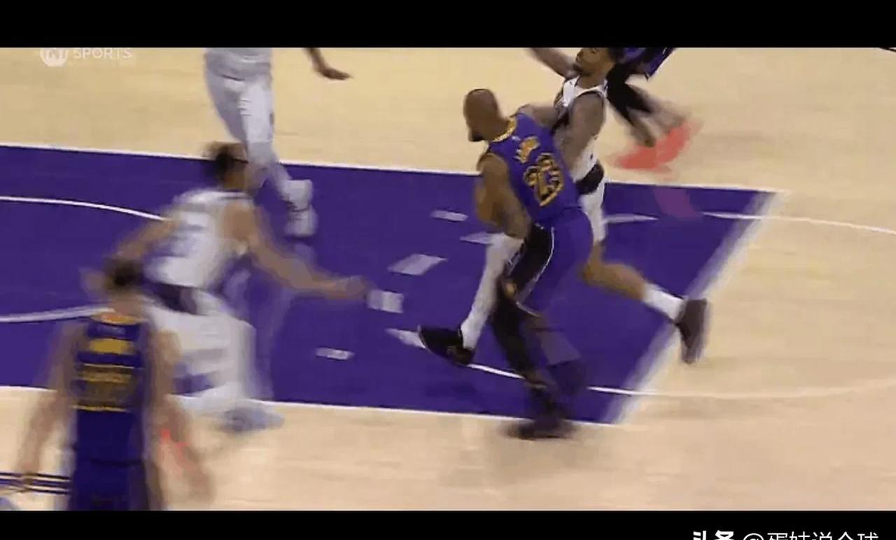 九游体育-包含詹姆斯在独行侠比赛中精彩发挥，精彩发挥引发热议！的词条